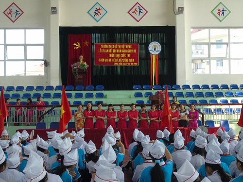 Tinh thần quyết tâm của thầy và trò trường THCS Đô thị Việt Hưng trong lễ ký cam kết đầu năm học 2015 – 2016